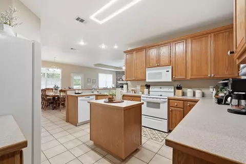 Kitchen - 5870 Oakcrest Dr, Crestview, FL 32539 photo 5 of 7