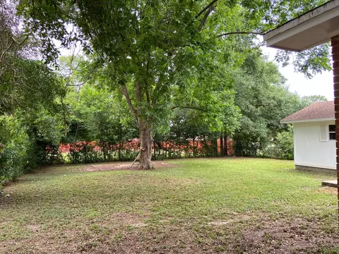 Exterior - 101 Blaylock St, Crestview, FL 32539 photo 2 of 4