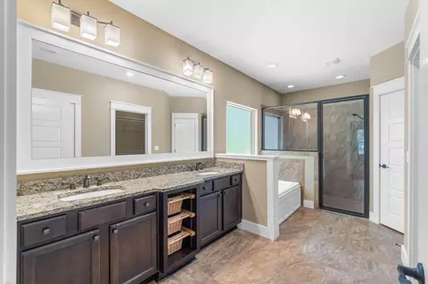 Bath - 6008 Trestle St, Crestview, FL 32536 photo 3 of 4