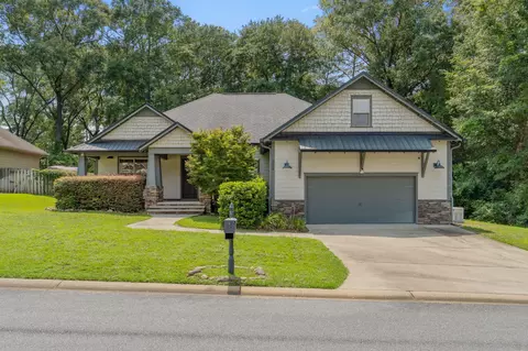 6008 Trestle St, Crestview, FL 32536