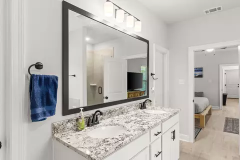 Bath - 132 E Tweet St, Freeport, FL 32439 photo 3 of 5