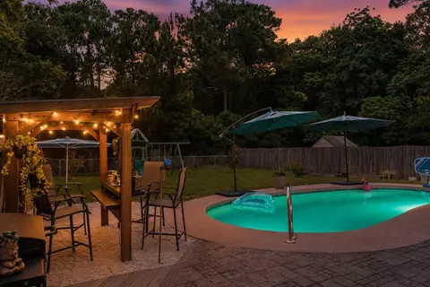 623 Parish Blvd, Mary Esther, FL 32569