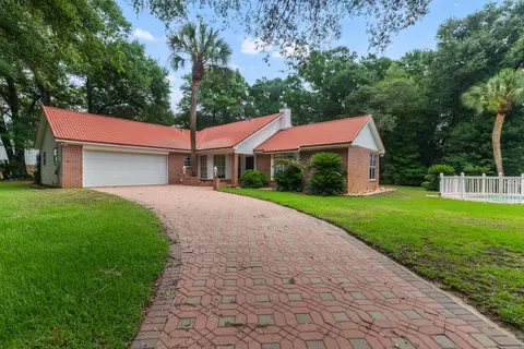 Exterior - 2765 Savannah Ln, Crestview, FL 32539 photo 6 of 7