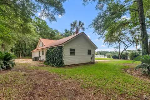 Exterior - 2765 Savannah Ln, Crestview, FL 32539 photo 4 of 7