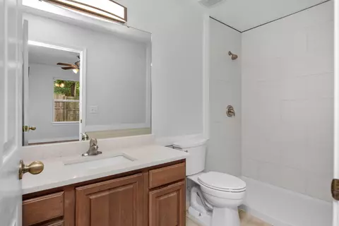 Bath - 609 Edney Ave, Crestview, FL 32536 photo 2 of 7