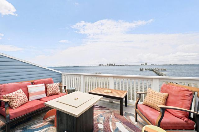 1818 Sea Pines Ln, Navarre, FL 32566