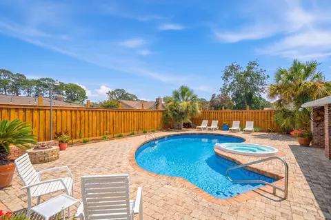 18 Pebble Beach Dr, Shalimar, FL 32579