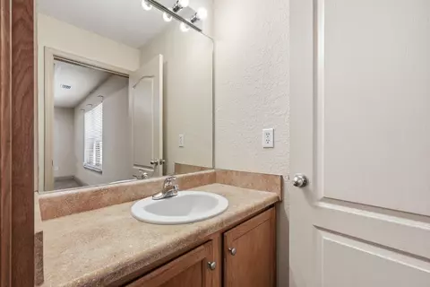 Bath - 5530 Royal St, Crestview, FL 32539 photo 4 of 5