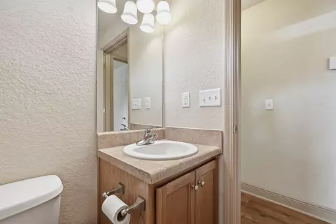 Bath - 5530 Royal St, Crestview, FL 32539 photo 2 of 5