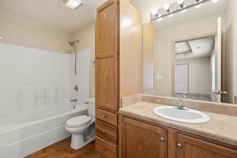 Bath - 5530 Royal St, Crestview, FL 32539 photo 3 of 5
