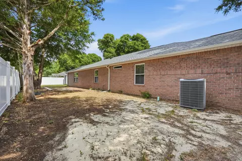 Exterior - 5530 Royal St, Crestview, FL 32539 photo 8 of 9