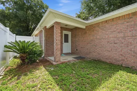 Exterior - 5530 Royal St, Crestview, FL 32539 photo 2 of 9