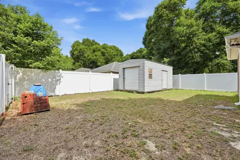Exterior - 5530 Royal St, Crestview, FL 32539 photo 5 of 9