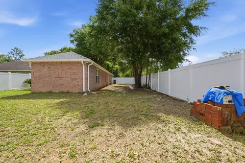 Exterior - 5530 Royal St, Crestview, FL 32539 photo 7 of 9