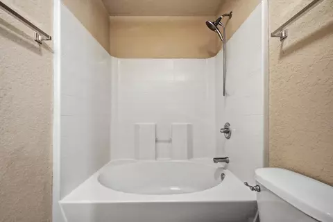 Bath - 5530 Royal St, Crestview, FL 32539 photo 5 of 5
