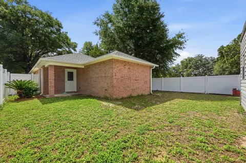 Exterior - 5530 Royal St, Crestview, FL 32539 photo 4 of 9