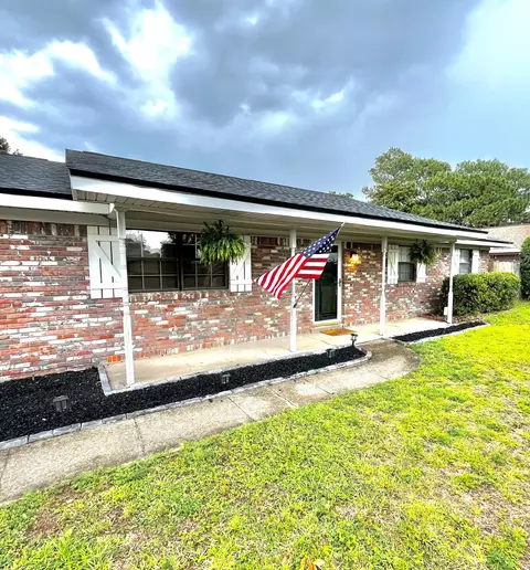 5 Lakeview Dr, Mary Esther, FL 32569