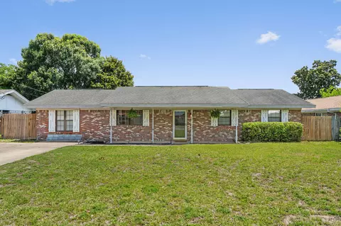5 Lakeview Dr, Mary Esther, FL 32569