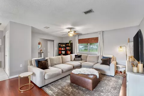 5 Lakeview Dr, Mary Esther, FL 32569