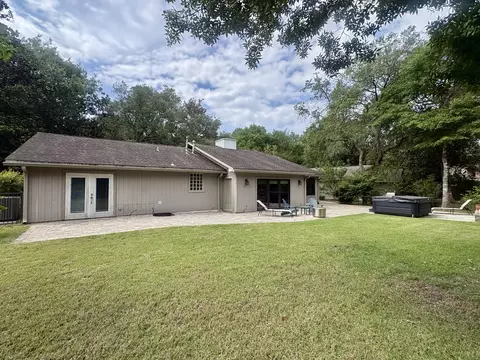 Exterior - 103 E Capri Cv, Niceville, FL 32578 photo 4 of 6