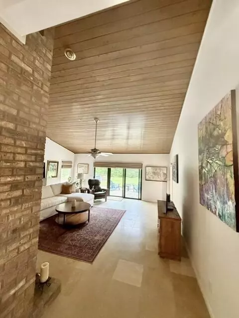 Entry Way - 103 E Capri Cv, Niceville, FL 32578 photo 2 of 3