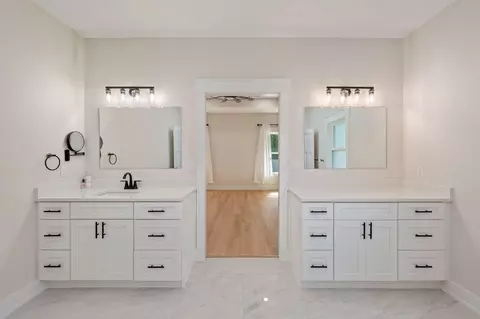 Bath - 4572 Ashton Cir, Crestview, FL 32536 photo 3 of 4