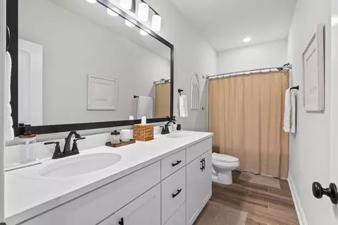 Bath - 518 E Tweet St, Freeport, FL 32439 photo 4 of 5