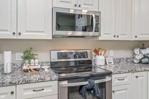 Kitchen - 176 Seneca Trl, Crestview, FL 32536 photo 5 of 6