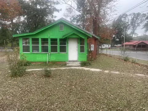 698 W Walnut Ave, Crestview, FL 32536 photo 2