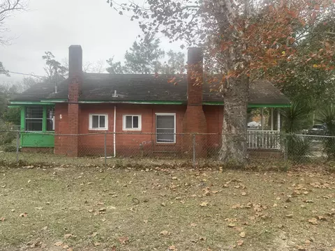 698 W Walnut Ave, Crestview, FL 32536 photo 3