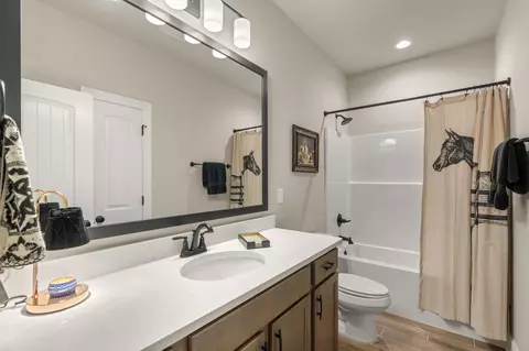 Bath - 160 Hydrangea Blvd, Freeport, FL 32439 photo 3 of 3