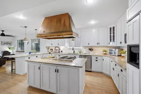 Kitchen - 35 Warwick Dr, Shalimar, FL 32579 photo 4 of 5