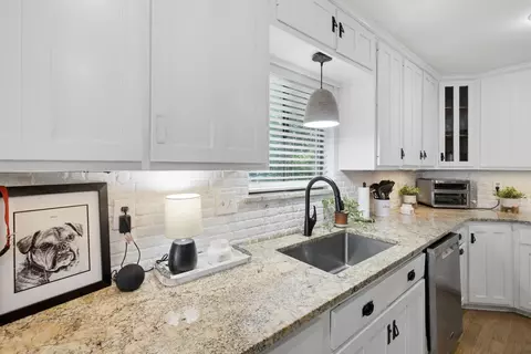 Kitchen - 35 Warwick Dr, Shalimar, FL 32579 photo 3 of 5