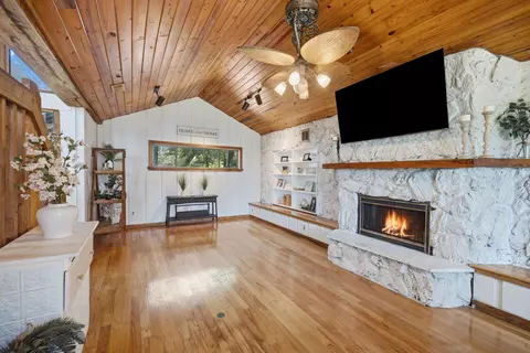 Living - 35 Warwick Dr, Shalimar, FL 32579 photo 1 of 4