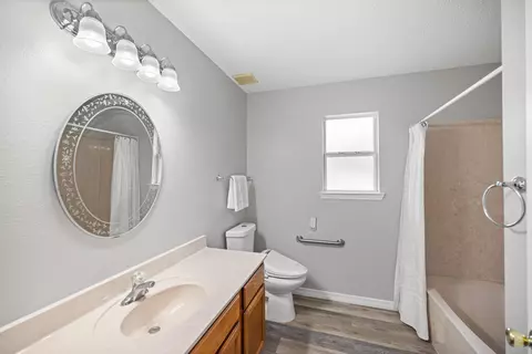 Bath - 2652 Paddock Cir, Crestview, FL 32536 photo 2 of 8
