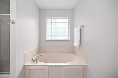 Bath - 2652 Paddock Cir, Crestview, FL 32536 photo 7 of 8