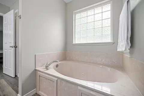 Bath - 2652 Paddock Cir, Crestview, FL 32536 photo 8 of 8