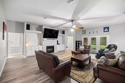 Living - 2652 Paddock Cir, Crestview, FL 32536 photo 2 of 3