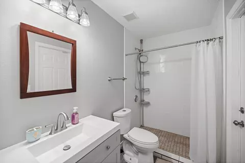 Bath - 2652 Paddock Cir, Crestview, FL 32536 photo 3 of 8