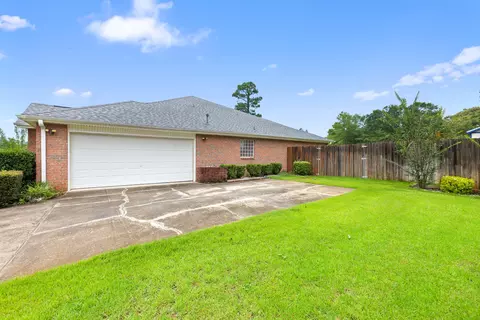 Exterior - 2652 Paddock Cir, Crestview, FL 32536 photo 8 of 24