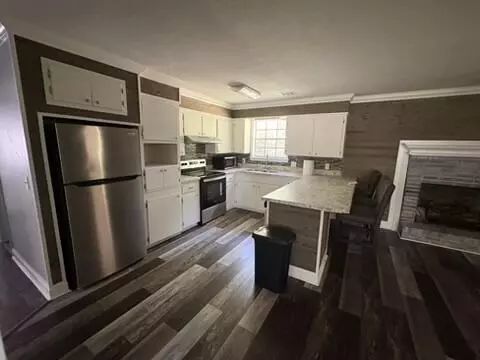 Kitchen - 1540 Texas Pkwy, Crestview, FL 32536 photo 2 of 2