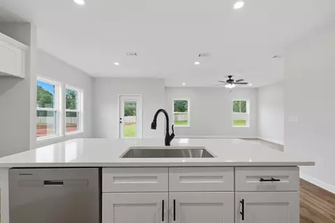 Kitchen - 2827 Blackbird Ct, Crestview, FL 32539 photo 2 of 3