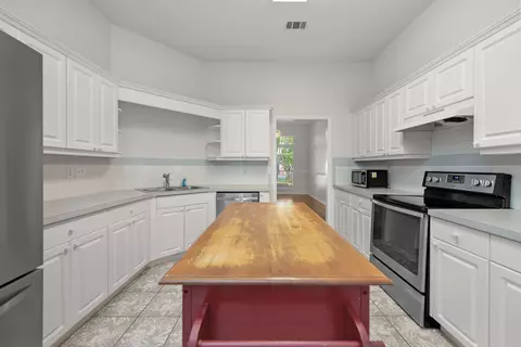 Kitchen - 422 Mara Dr, Crestview, FL 32536 photo 3 of 4