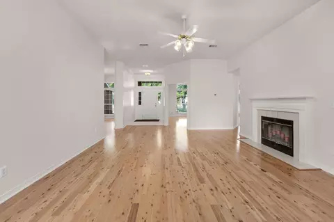 Living - 422 Mara Dr, Crestview, FL 32536 photo 2 of 8