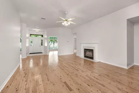 Living - 422 Mara Dr, Crestview, FL 32536 photo 1 of 8