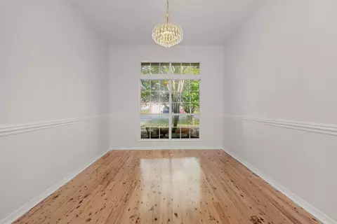 Living - 422 Mara Dr, Crestview, FL 32536 photo 5 of 8