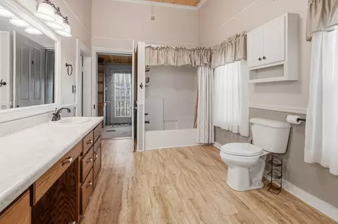 Bath - 768 3rd St, Chipley, FL 32428 photo 6 of 6