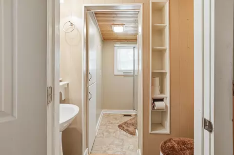 Entry Way - 768 3rd St, Chipley, FL 32428 photo 6 of 10