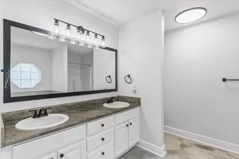Bath - 656 Territory Ln, Crestview, FL 32536 photo 3 of 5