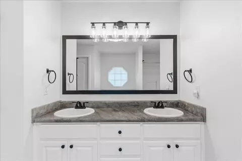 Bath - 656 Territory Ln, Crestview, FL 32536 photo 4 of 5